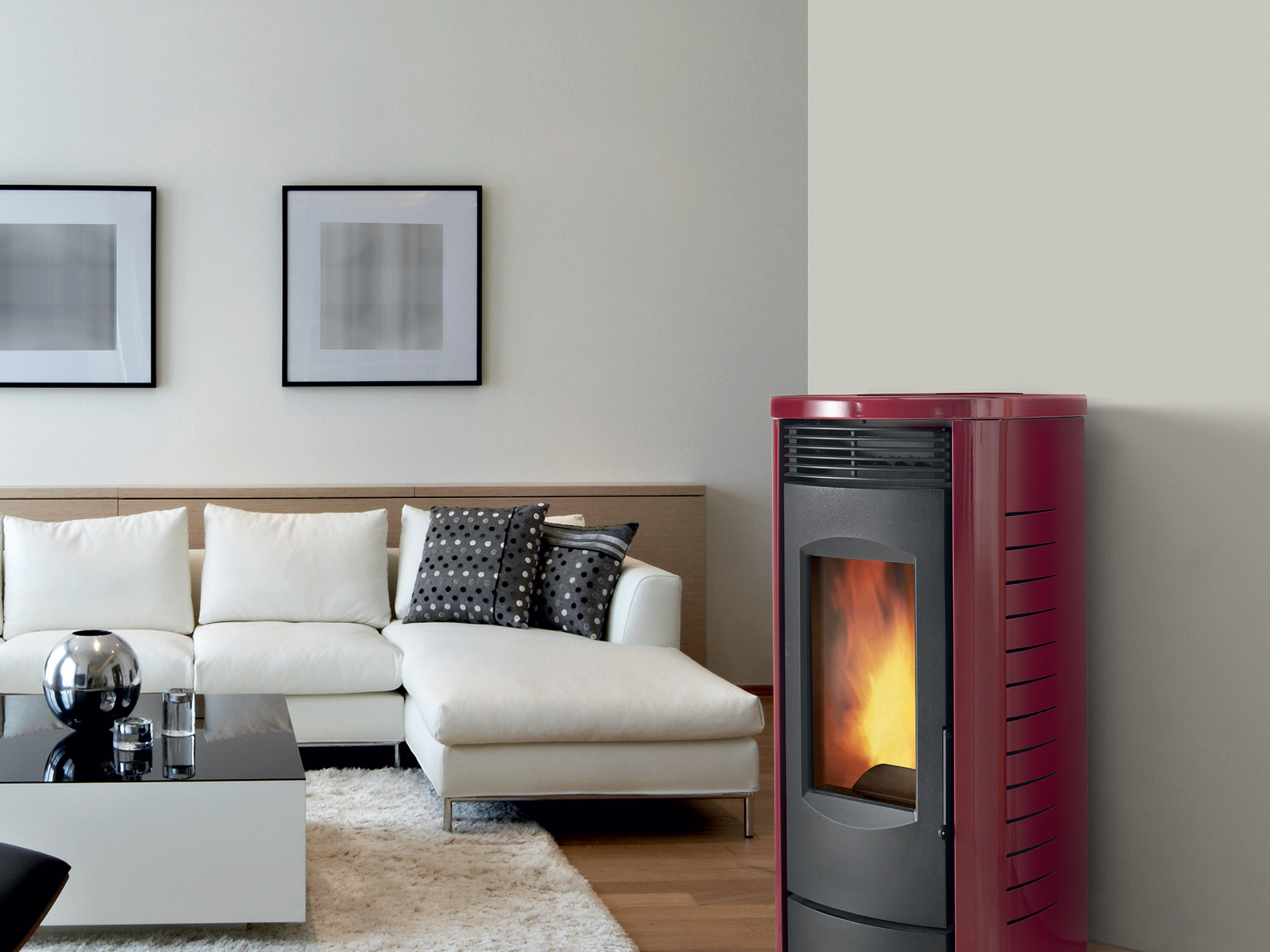 Salon moderne avec poêle à bois rouge élégant.